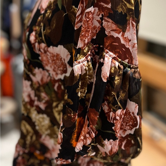 H&M Black/Floral Flounce Top. NWOT size 42/12 - Picture 8 of 10